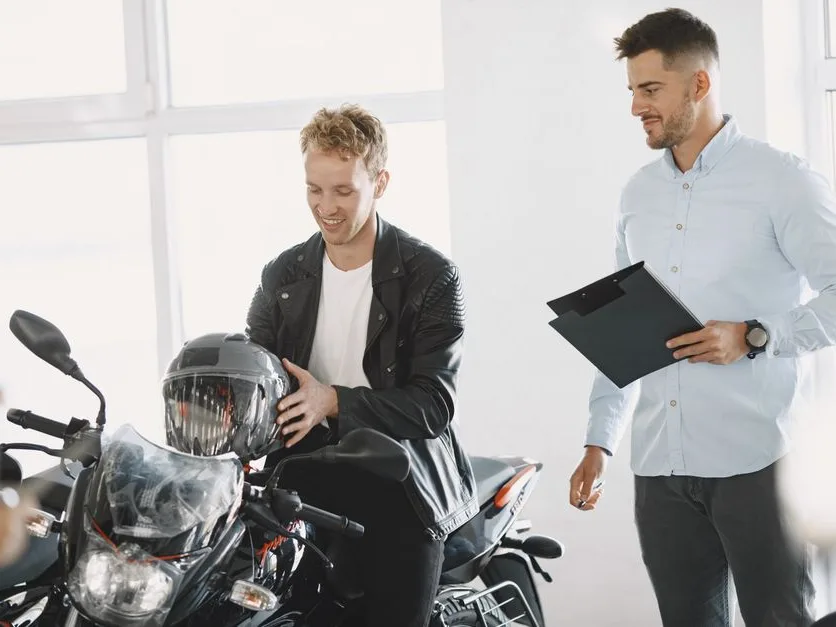 Deux motards qui discutent d’un achat en concession