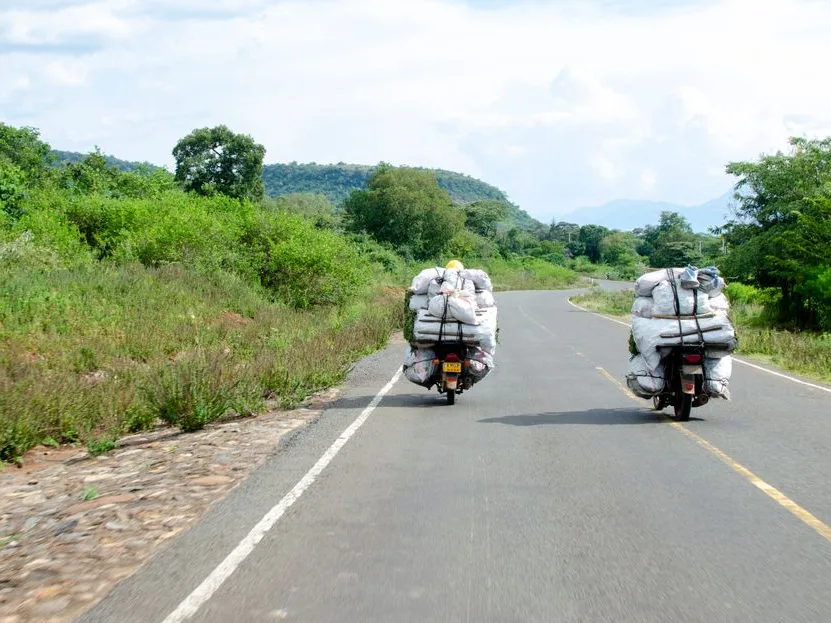 Deux motos chargées sur une route de campagne