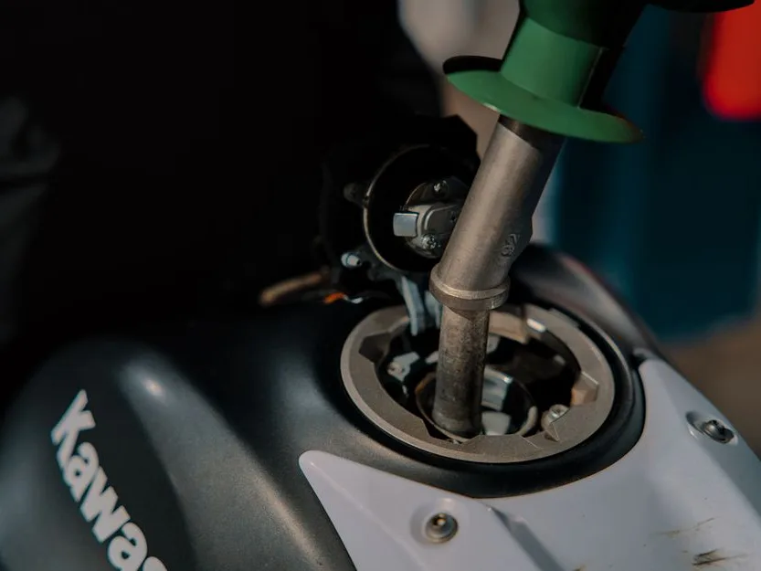Plein d’essence d’une moto à la pompe pendant une virée