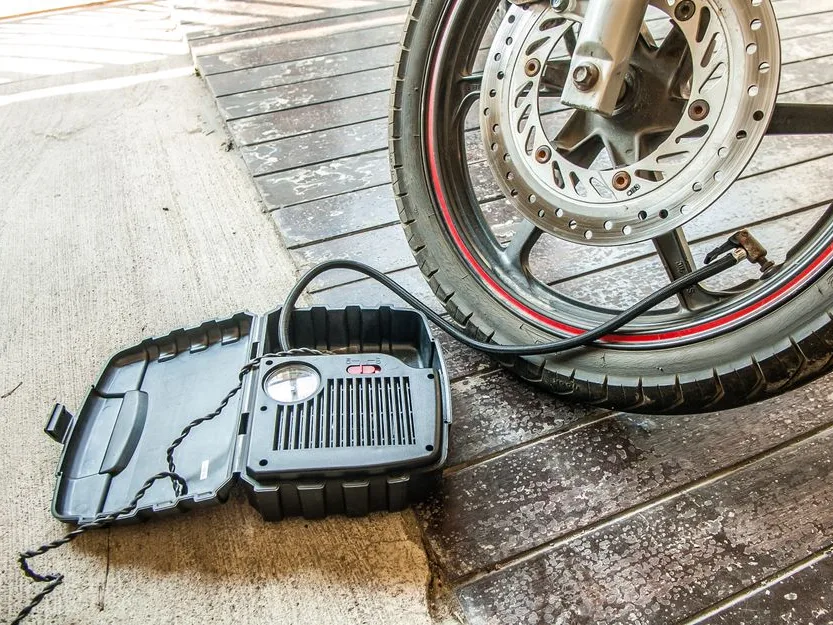 Gonflage d’un pneu de moto avec une pompe portative